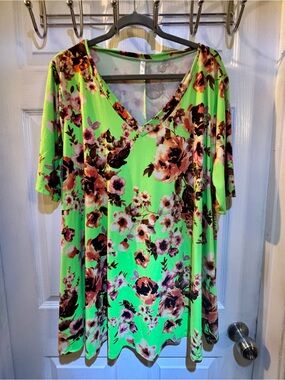 Women’s Floral V-Neck Tunic in Bright Green